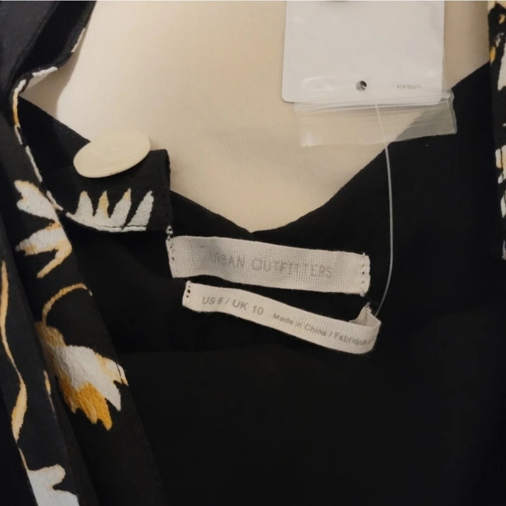 Urban Outfitters black Motif flower romper - Picture 6 of 11